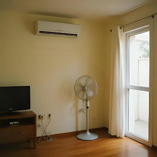 선풍기와 에어컨을 함께 사용하는 거실 모습